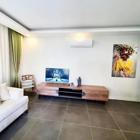 Eine Wunderschone Mit Pool Und Garten Apartment