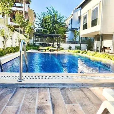 Eine Wunderschöne Mit Pool Und Garten *